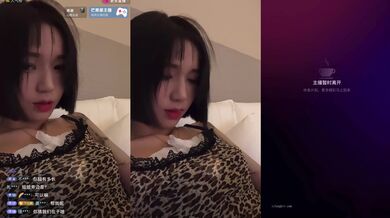 【极品稀缺魔手外购】最新《疯狂抖音》新篇之《狠人》美女是个狠人 筷子头塞嘴弄灭 大哥更是狠人 老虎口交舔JJ (3)